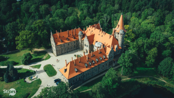 Lielāks foto
