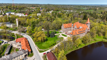 Lielāks foto