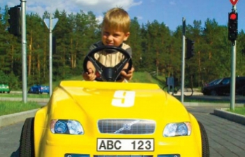 Lielāks foto