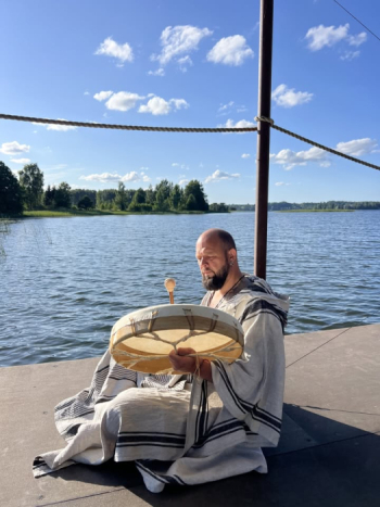 Lielāks foto